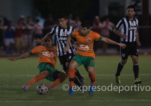 MEXICALI, BC. AGOSTO 01. Acciones del encuentro final entre Ferrocarril y Abogados, Liga Urbana de Futbol de de Primera Fuerza, campo Eduardo Perez. (Foto: Felipe Zavala/Expreso Deportivo)