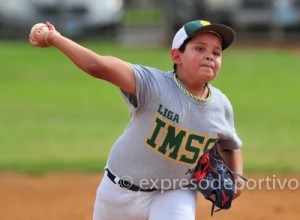 MEXICALI, BC. OCTUBRE 25. Lanzador de la Liga IMSS de Beisbol. (Foto: Felipe Zavala/Expreso Deportivo)